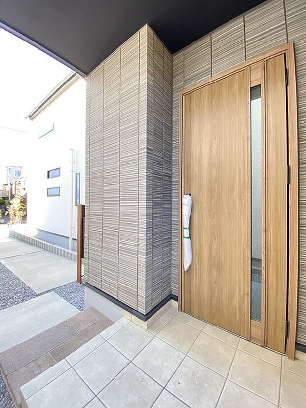 ポーチのついた新築分譲物件。玄関の印象はいかがでしょうか？入口からご覧ください。 