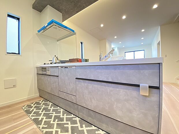 ご家族を近くに感じられる対面キッチン。 