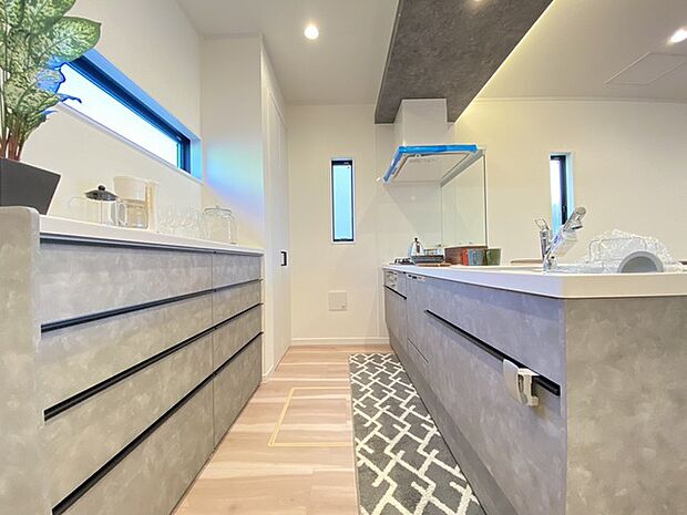 お子様と並んで料理をしても余裕のゆとりのキッチン 