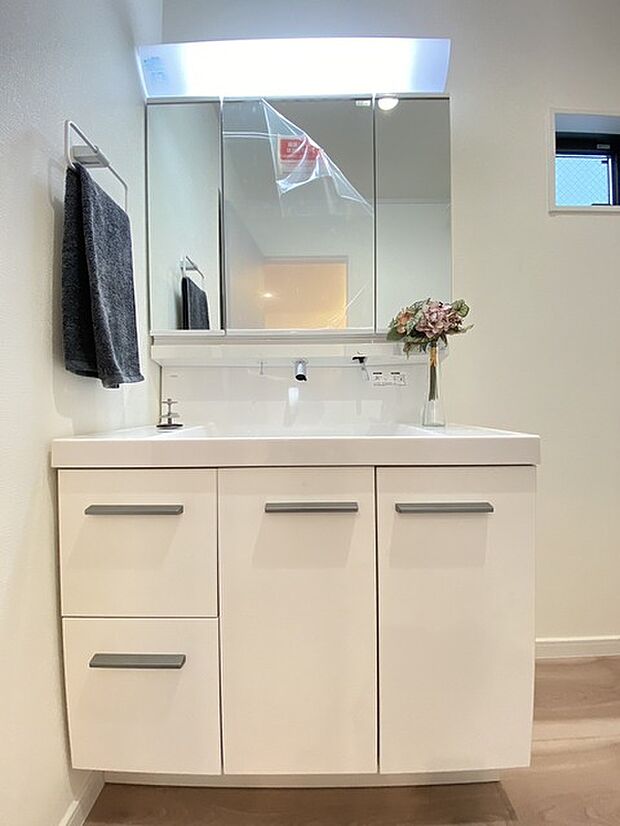 お出かけ前の身だしなみに一歩差がつく三面鏡。 