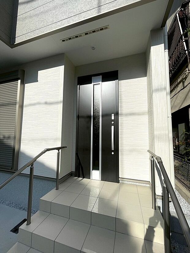 ポーチのついた新築分譲物件。玄関の印象はいかがでしょうか?入口からご覧ください。