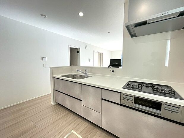 お子様と並んで料理をしても余裕のゆとりのキッチン