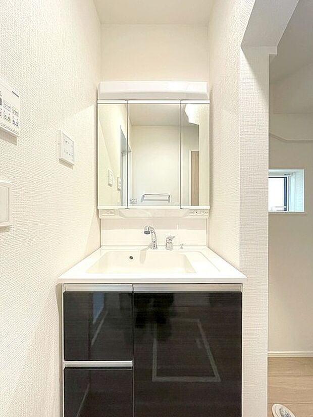 お出かけ前の身だしなみに一歩差がつく三面鏡。