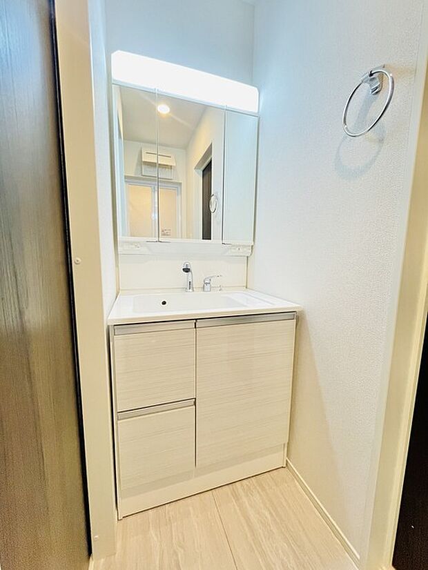 お出かけ前の身だしなみに一歩差がつく三面鏡。 