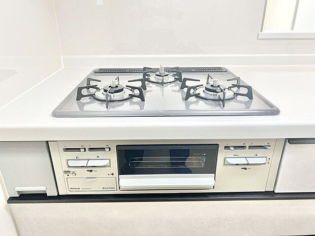 お掃除のしやすいフラットタイプの3口コンロです 