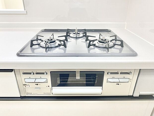 お掃除のしやすいフラットタイプの3口コンロです 