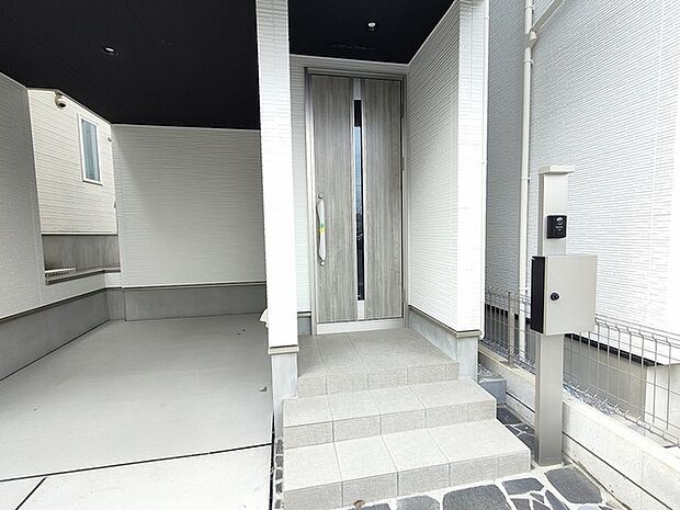 ポーチのついた新築分譲物件。玄関の印象はいかがでしょうか?入口からご覧ください。