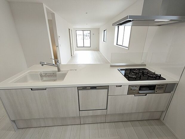 吊戸棚で視界を遮らず、パノラマ感を重視したタイプのキッチンスペース。