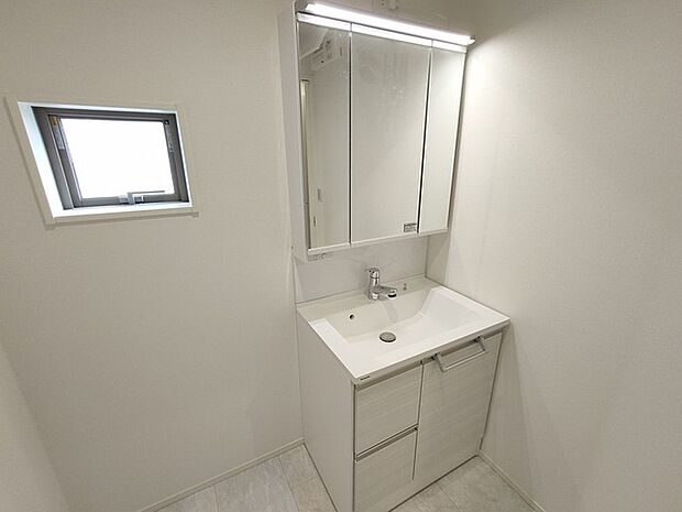 洗面化粧台は清潔感の漂うホワイトをベースカラーに、シンプルなデザインで。