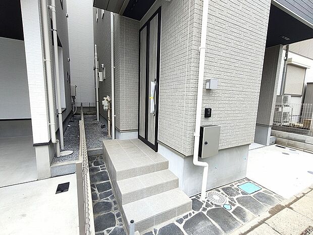 ポーチのついた新築分譲物件。玄関の印象はいかがでしょうか?入口からご覧ください。