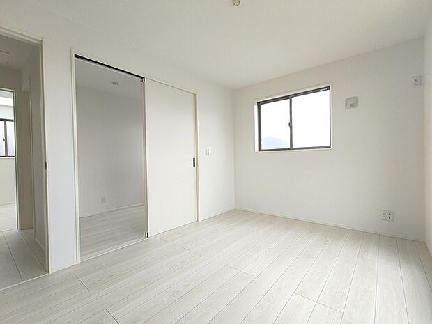 室内空間は明るい色合いで統一しています。