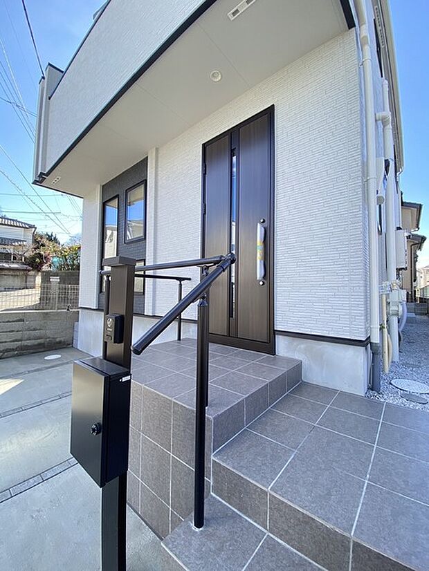 ポーチのついた新築分譲物件。玄関の印象はいかがでしょうか?入口からご覧ください。