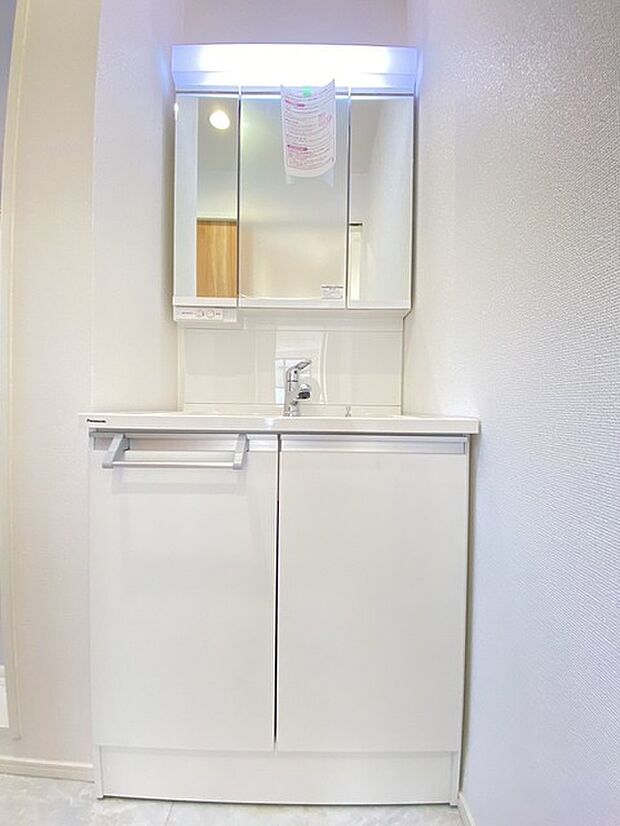 お出かけ前の身だしなみに一歩差がつく三面鏡。