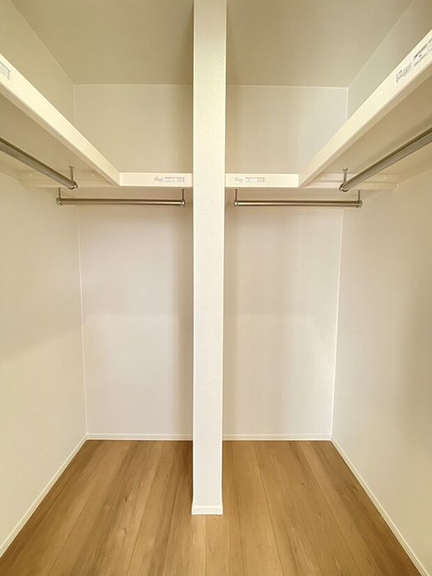 季節物の衣類もスッキリ収納できるウォークインクロゼット。