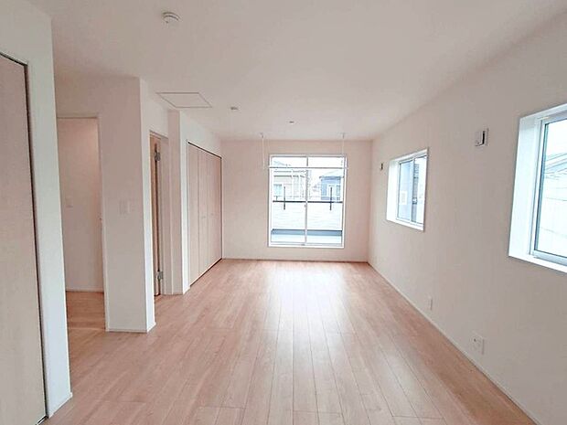 将来的には間仕切りして2部屋に変更可能な洋間。成長に合わせた間取り変更が可能なタイプ。