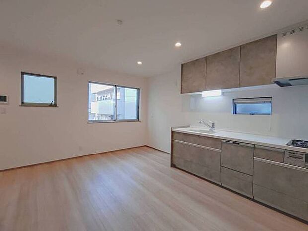 解放感あふれる2階リビングは、自然に光と風に恵まれます。