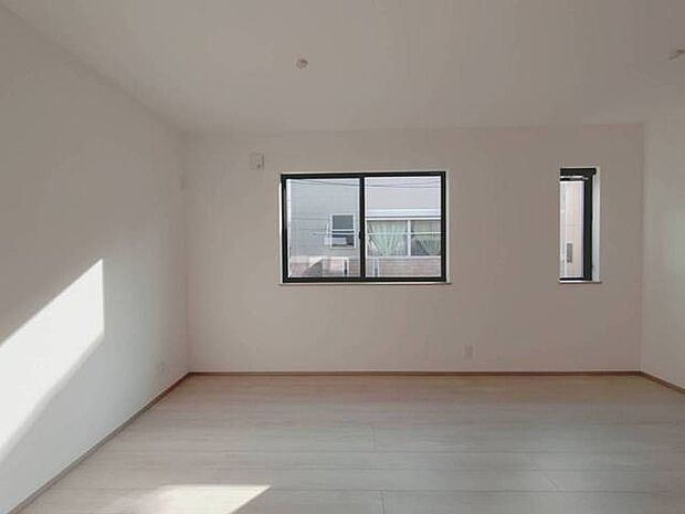 窓から入る光が空間を優しく彩る、穏やかなひとときを。