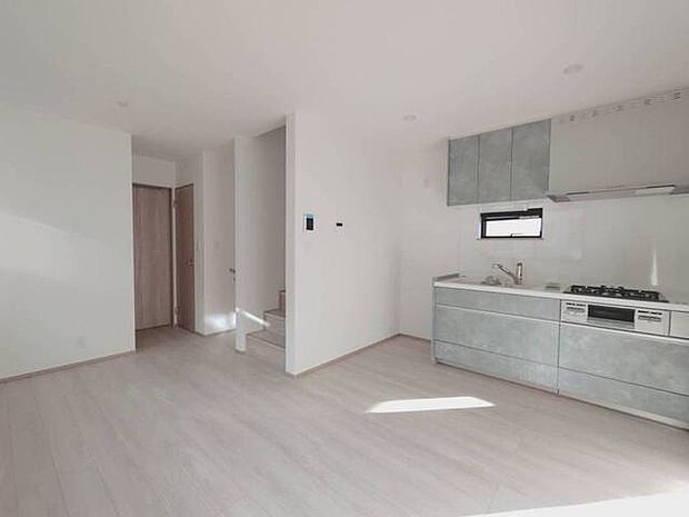 やわらかな光が床を撫でる、心地よい空間。