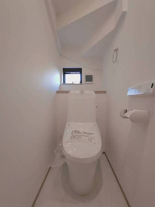 壁の勾配が印象的な、清潔感のある空間