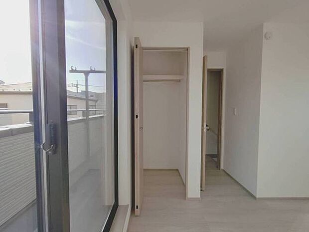 窓から広がる穏やかな光が、心地よい空間を演出します。