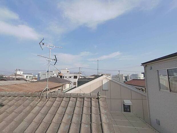 晴れ渡る空の下、広がる街並みを眺める穏やかな一日