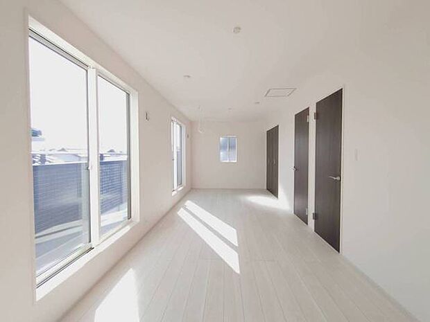 広々バルコニーから、たっぷり太陽の恵みが得られます。 