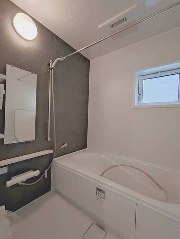 『半身浴もゆっくり楽しめる広い浴槽』  