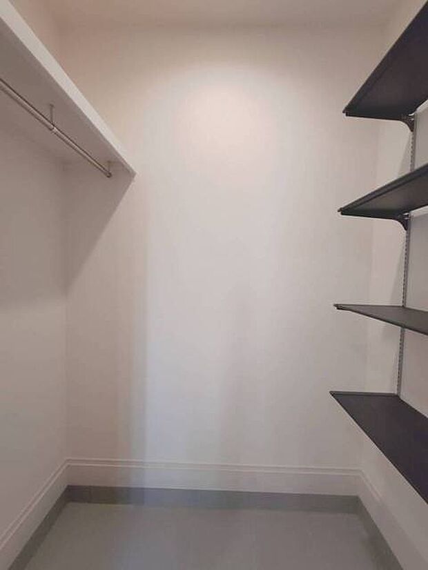 その他内観≪ ベビーカーや泥のついたおもちゃをしまうのに便利な玄関収納付き ≫ 