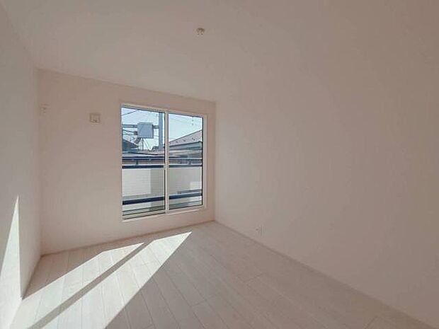 たっぷりの陽光と、心地よい風が舞い込みます。