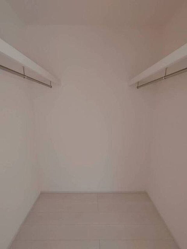 季節物の衣類もスッキリ収納できるウォークインクロゼット。