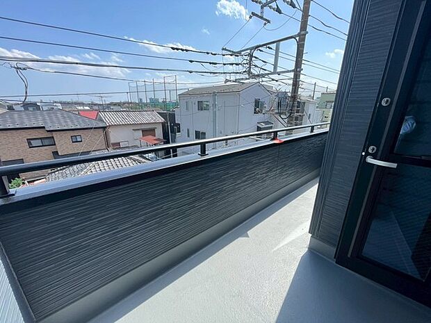 らくらくお洗濯を助ける広いバルコニー。