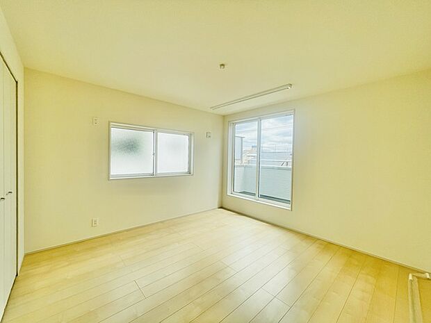 大事な日当たりは、大きな窓から。誰のお部屋にしましょう。