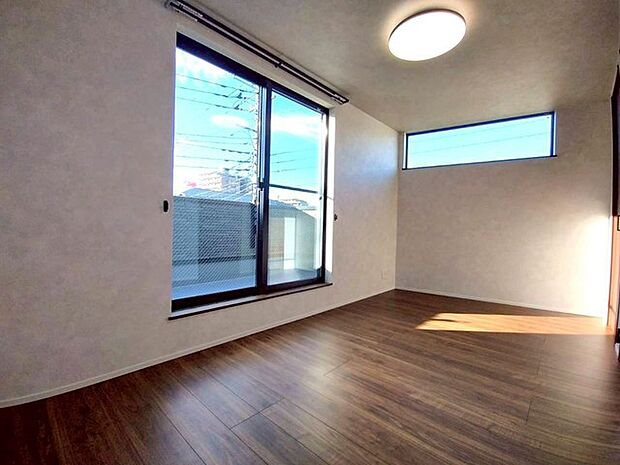 バルコニーからはたっぷりと太陽の光が舞い込みます。