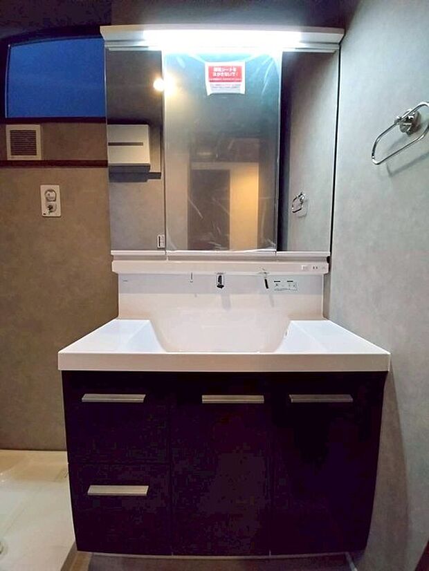 お出かけ前の身だしなみに一歩差がつく三面鏡。