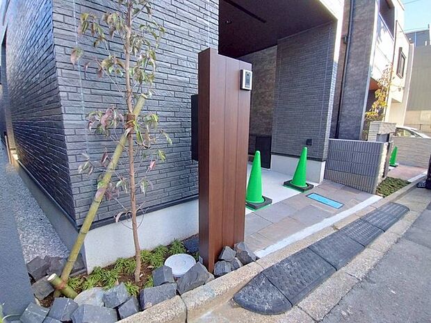 ポスト、表札、インターホンを兼ねる機能門柱。シンプルな外観で容量のあるポストです。