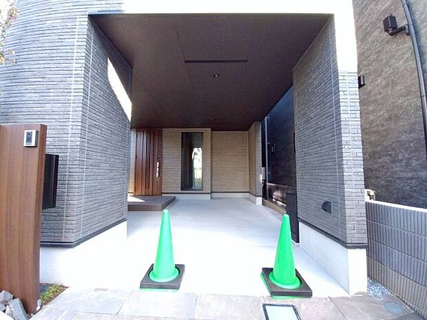 ■ ビルトインガレージ ■ 雨風から大切な愛車を守ります 