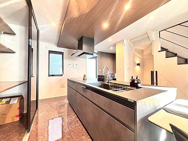 吊戸棚で視界を遮らず、パノラマ感を重視したタイプのキッチンスペース。