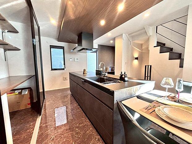 お子様と並んで料理をしても余裕のゆとりのキッチン