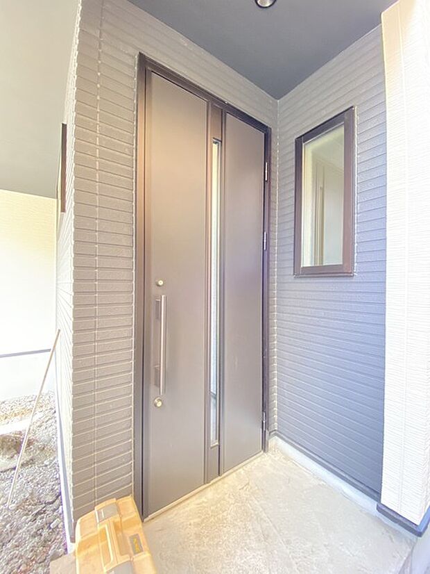 この扉を開けると、新築の木の匂いが待ってます。