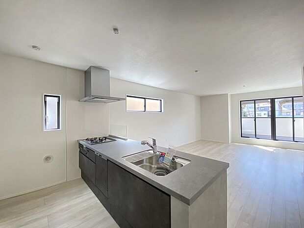 明るく開放的な窓辺から、穏やかな時間が流れる室内