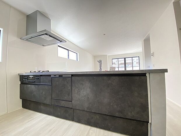 吊戸棚で視界を遮らず、パノラマ感を重視したタイプのキッチンスペース。 