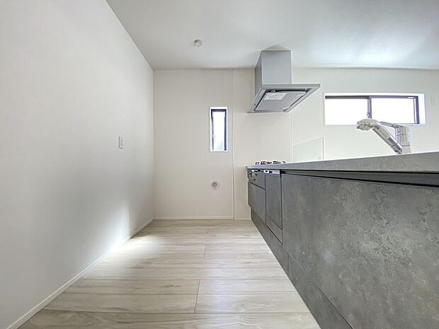 料理をしながらでも、ご家族との会話を楽しめる対面キッチン。