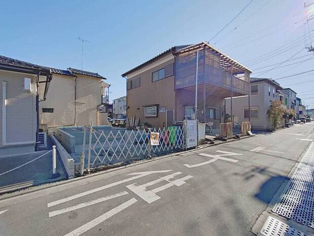 前面道路含む外観