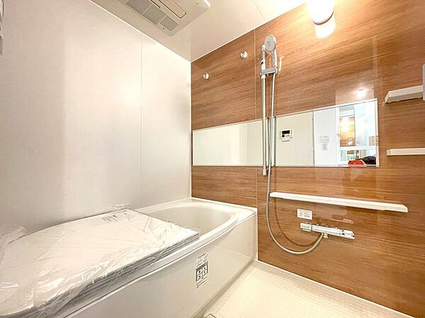 一日の疲れを癒してくれるバスルーム。新規入替、気持ちよくお使い頂けます
