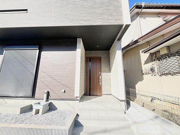 ポーチのついた新築分譲物件。玄関の印象はいかがでしょうか?入口からご覧ください。