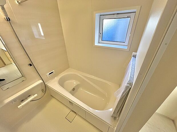 『半身浴もゆっくり楽しめる広い浴槽』