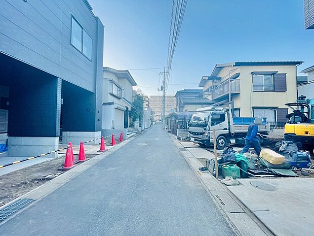 前面道路含む外観