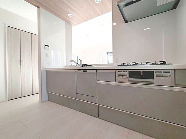 料理をしながらでもご家族との会話を楽しめる対面キッチン。 