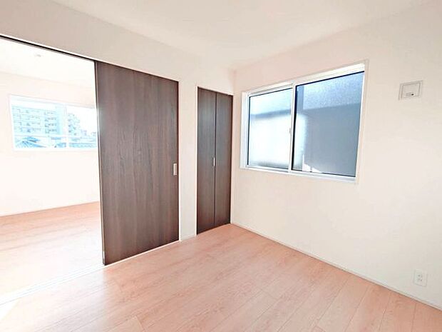 今からここを誰のお部屋にしようか、そんな洋室です。 