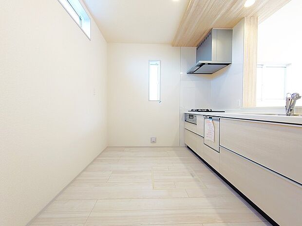 お子様と並んで料理をしても余裕のゆとりのキッチン